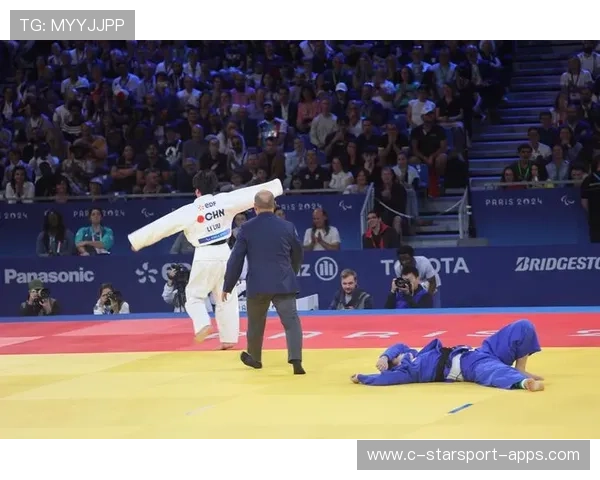 柔道选手掀翻裁判引争议